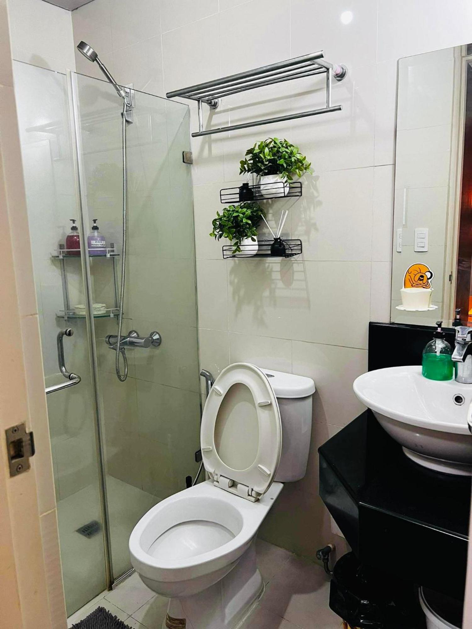 One Palm Tree Villas Condominium - Studio 10O With Balcony - Across Terminal 3 Airport Manilla Buitenkant foto