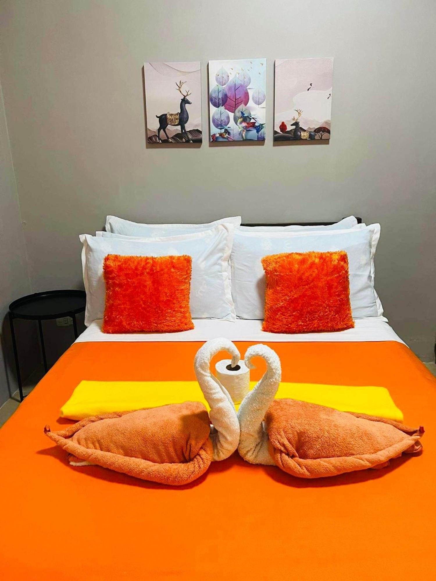One Palm Tree Villas Condominium - Studio 10O With Balcony - Across Terminal 3 Airport Manilla Buitenkant foto